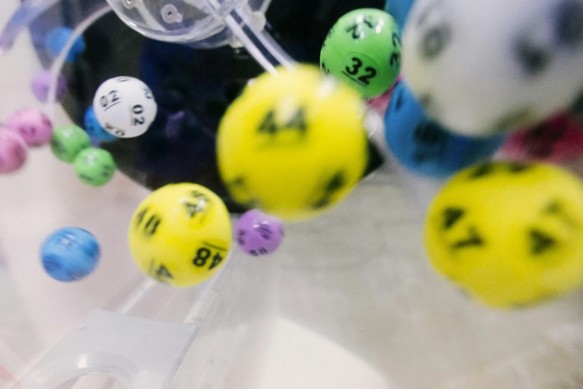 Gekleurde genummerde ballen in een loterijmachine